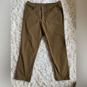 Lulu Lemon ABC Men’s Classic Fit Pants. Ankle Length. Size 32/27 Brown